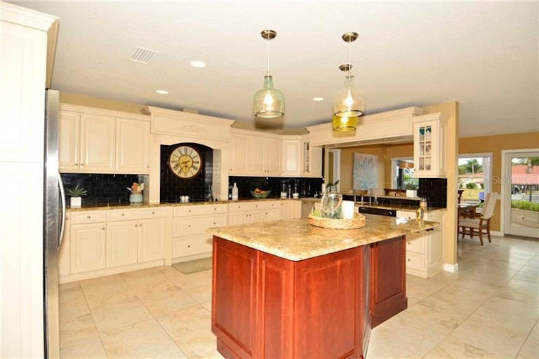 Photo 7 of 25 - 6338 Wisteria Ln, Apollo Beach, FL 33572
