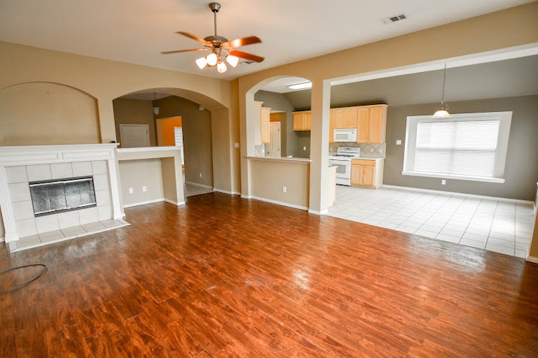 Photo 12 of 25 - 3209 Bloomfield Trl, Mansfield, TX 76063