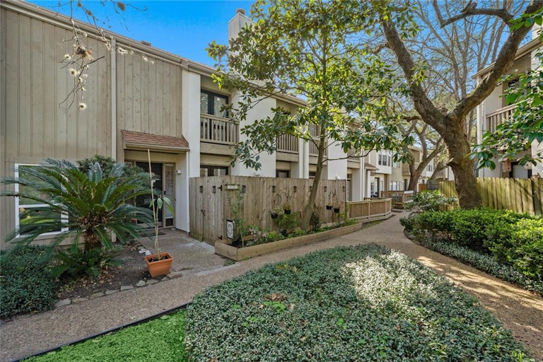 Photo 2 of 20 - 2100 Tanglewilde St #457, Houston, TX 77063