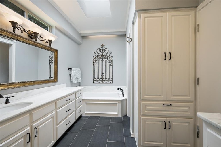 Photo 32 of 40 - 7336 Williamswood Dr, Dallas, TX 75252
