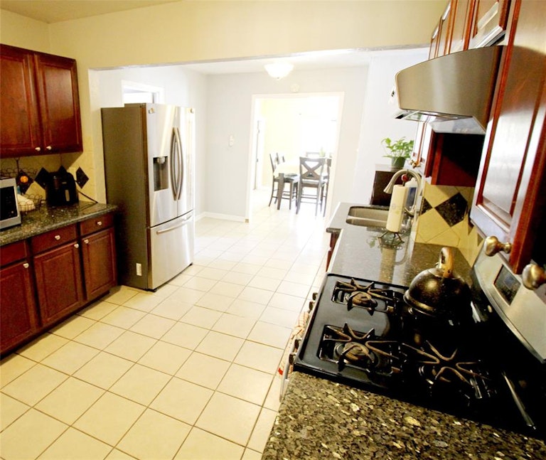 Photo 18 of 39 - 6539 Greenspan Ave, Dallas, TX 75232