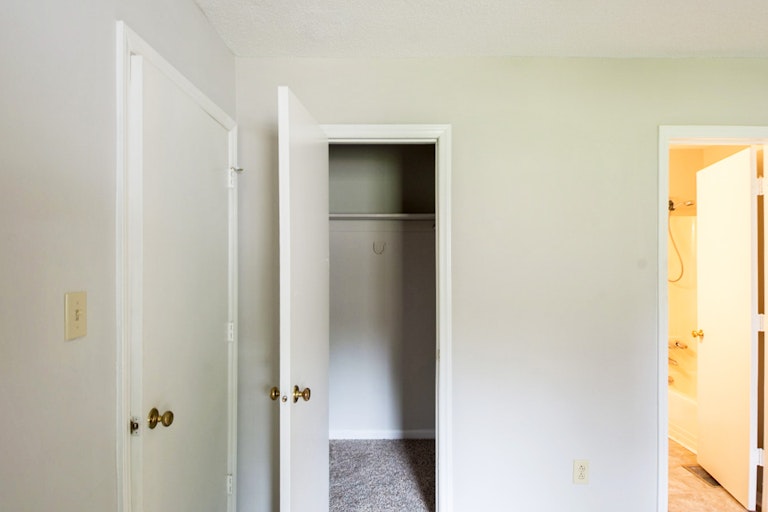 Photo 12 of 18 - 5028 Rolling Oak Ln, Charlotte, NC 28227