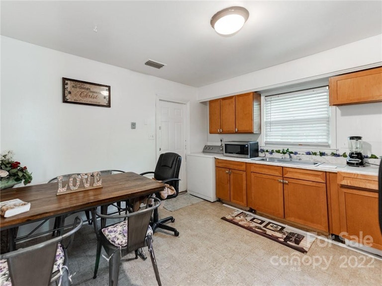 Photo 7 of 24 - 609 Fawnbrook Ln, Charlotte, NC 28217