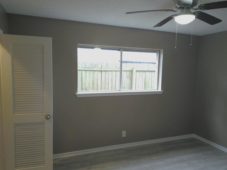 Photo 17 of 31 - 9427 Spellman Rd, Houston, TX 77031