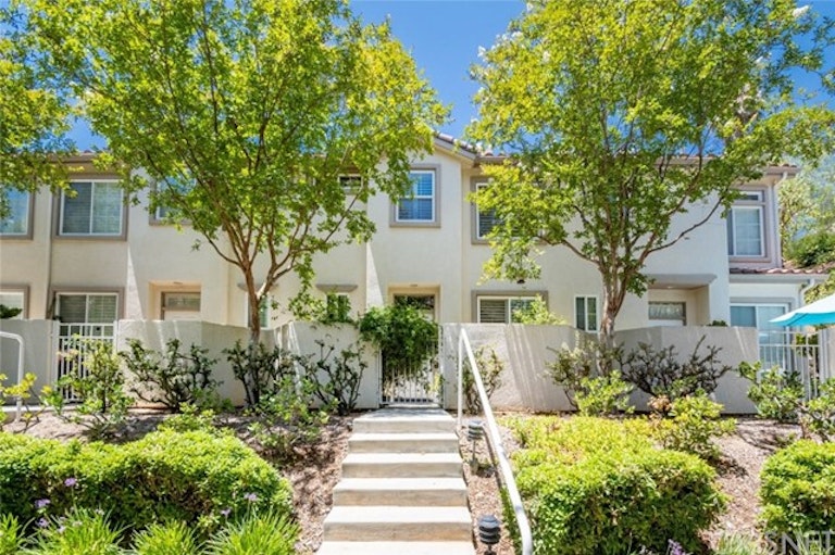 Photo 1 of 37 - 25773 Perlman Pl Unit F, Stevenson Ranch, CA 91381