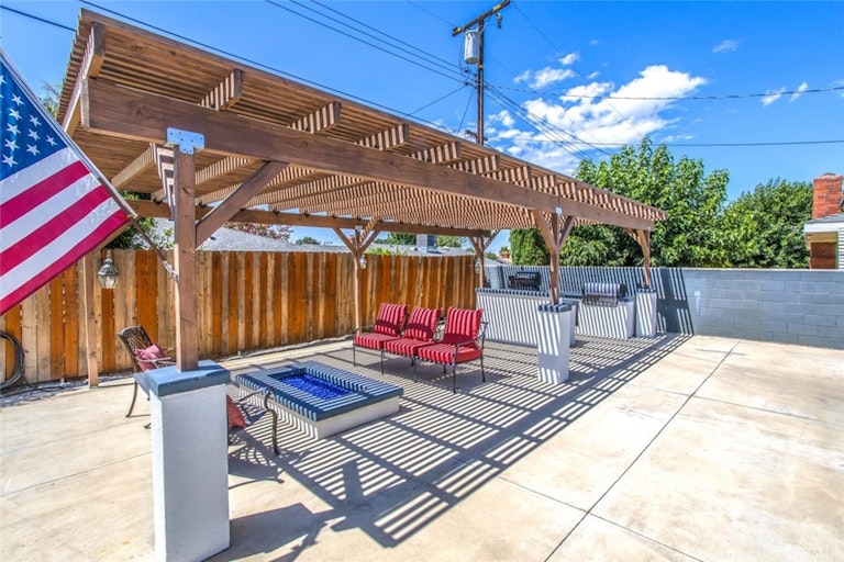 Photo 32 of 35 - 35565 Mountain View St, Yucaipa, CA 92399