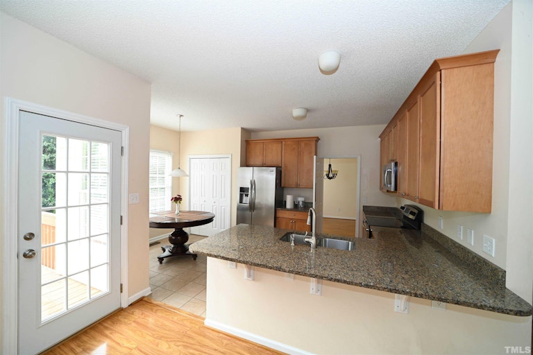 Photo 8 of 27 - 102 Lewey Stone Ct, Cary, NC 27519