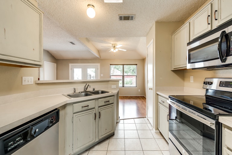 Photo 2 of 29 - 2736 Hidden Springs Dr, Mesquite, TX 75181