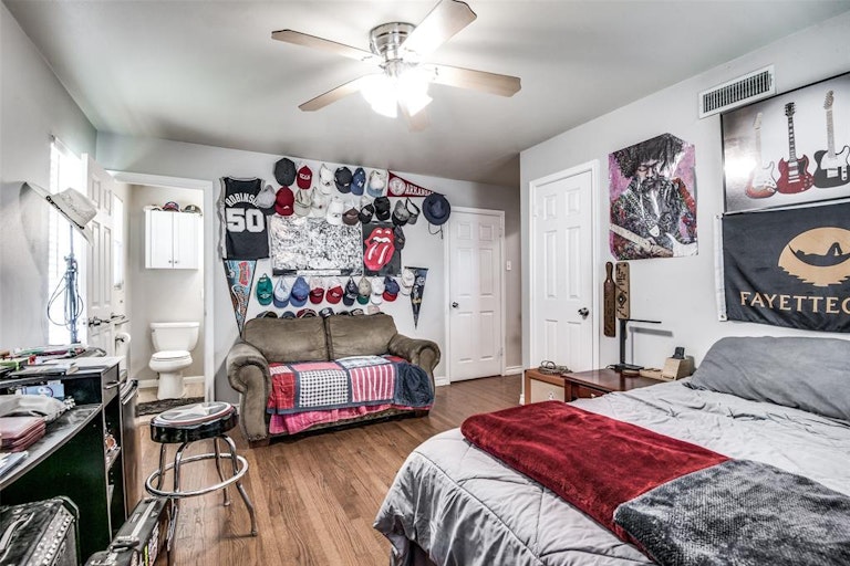 Photo 20 of 25 - 6845 Winchester St, Dallas, TX 75231