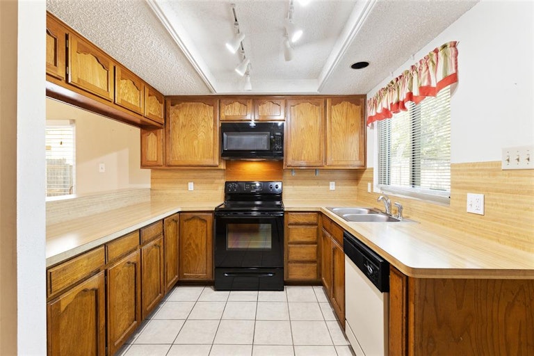 Photo 9 of 26 - 1108 Royalcrest Dr, Arlington, TX 76017