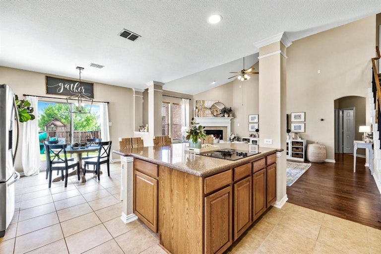 Photo 4 of 36 - 4311 Oak Bluff Ln, Sachse, TX 75048