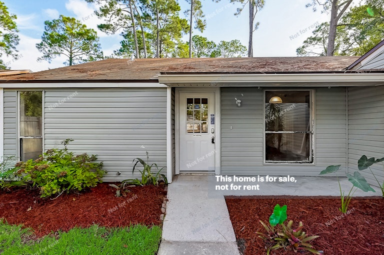Photo 12 of 30 - 4251 Queensway Dr, Jacksonville, FL 32257