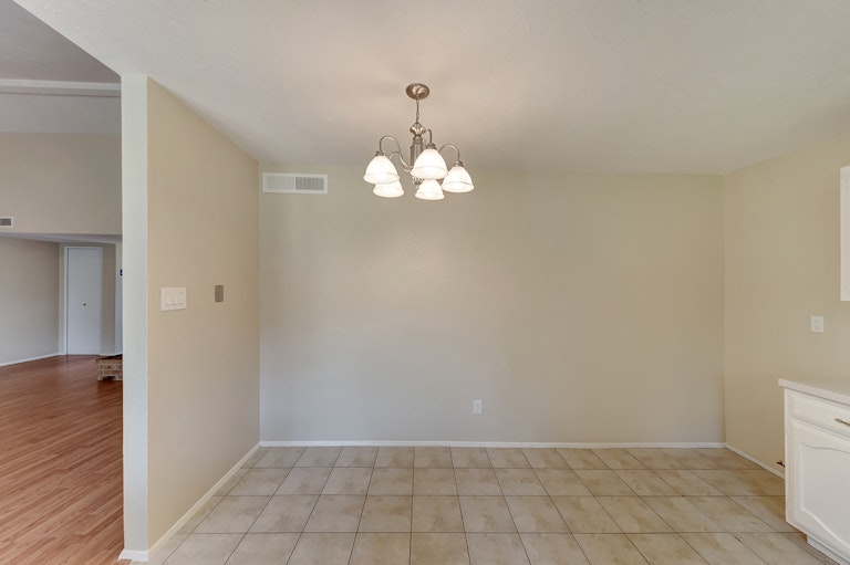 Photo 3 of 22 - 2409 Chinaberry Dr, Bedford, TX 76021