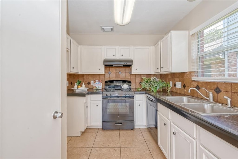 Photo 19 of 42 - 8706 Fondren Village Dr, Houston, TX 77071