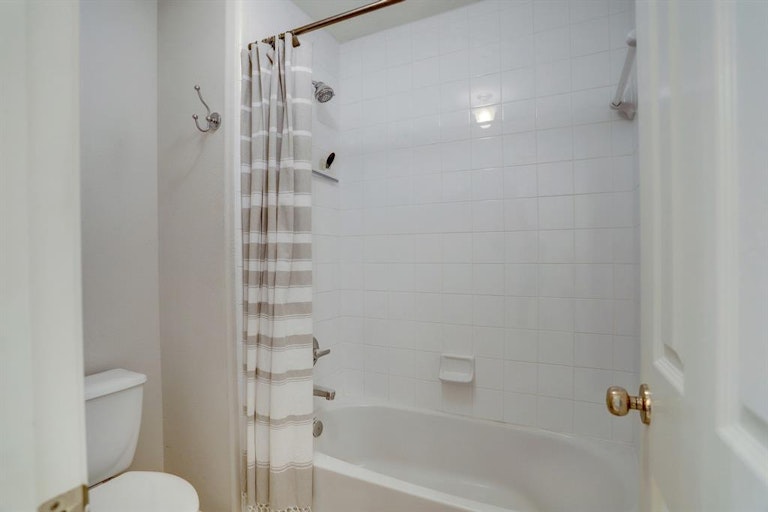 Photo 21 of 31 - 4911 Falling Oak Ct, Pasadena, TX 77505
