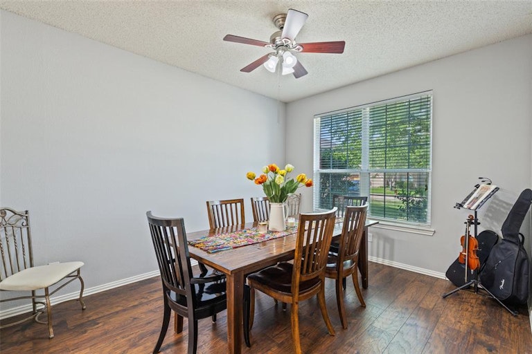 Photo 3 of 32 - 1105 Indian Trail Ct, Roanoke, TX 76262