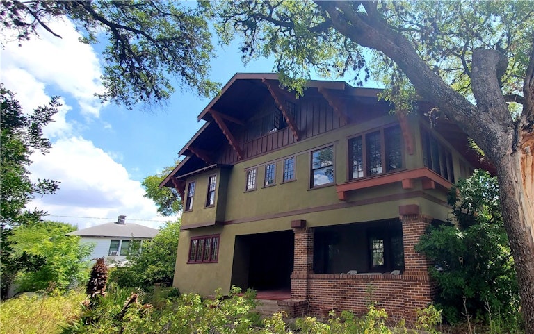 Photo 2 of 17 - 1201 Travis Heights Blvd, Austin, TX 78704