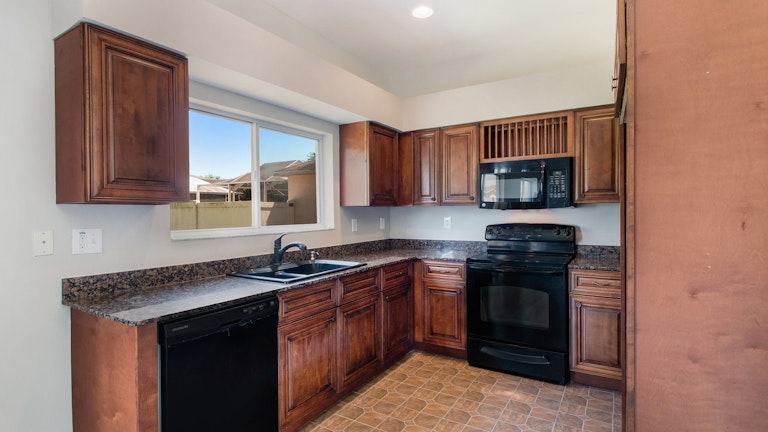 Photo 2 of 17 - 11302 Crestlake Village Dr, Riverview, FL 33569