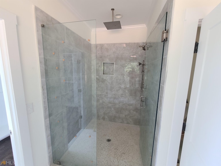 Photo 14 of 32 - 6011 Tradewinds Cv, Gainesville, GA 30506
