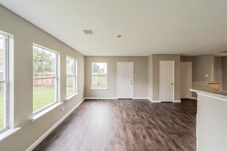 Photo 5 of 38 - 18910 Remington Mill Dr, Houston, TX 77073
