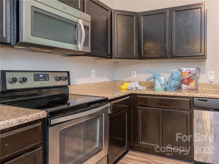 Photo 20 of 35 - 926 Corvus Ct, Charlotte, NC 28216
