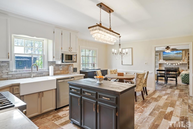 Photo 11 of 31 - 2016 Neuse Colony Dr, Clayton, NC 27527