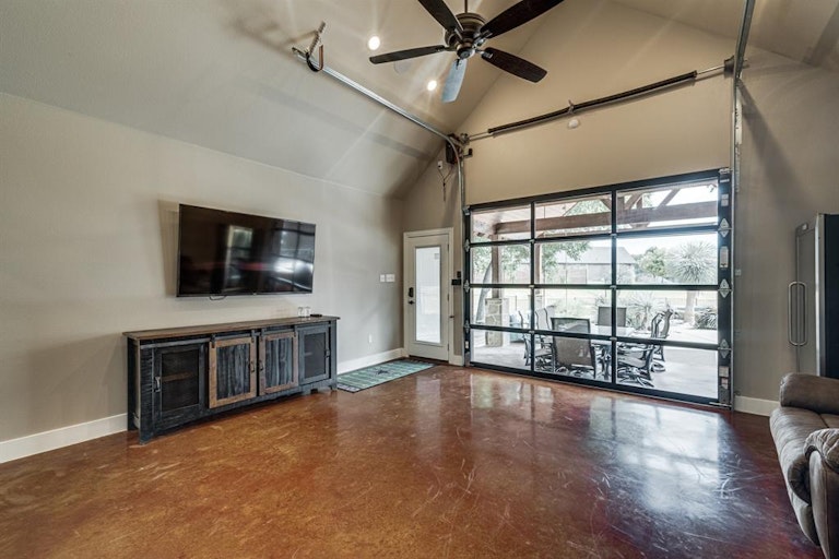 Photo 25 of 39 - 3911 Shiloh Trl, Midlothian, TX 76065