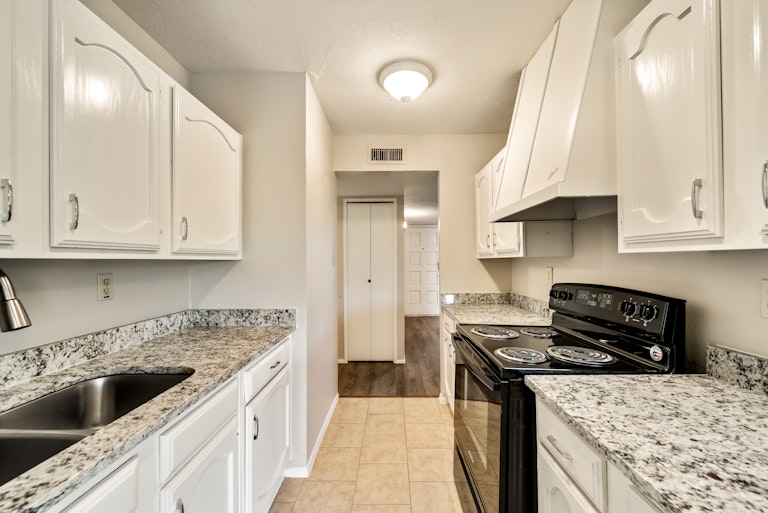 Photo 2 of 28 - 708 Green Canyon Dr, Mesquite, TX 75150