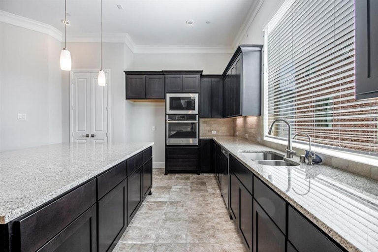 Photo 15 of 41 - 941 Blackshire Ln, Houston, TX 77055