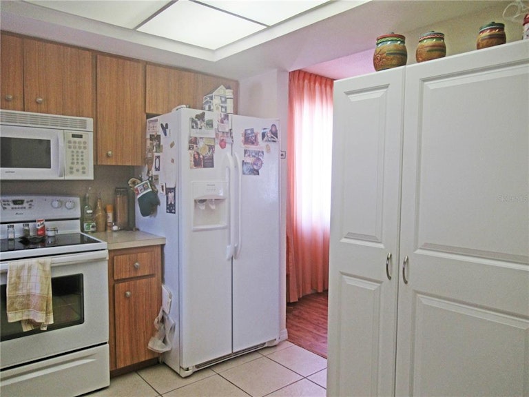 Photo 5 of 39 - 2421 Riverbluff Pkwy #232, Sarasota, FL 34231