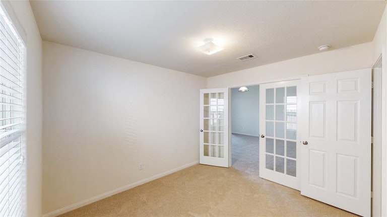 Photo 18 of 29 - 915 Marigold Rd, Baytown, TX 77521
