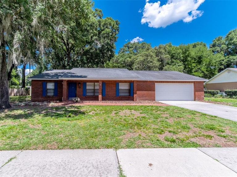 Photo 1 of 32 - 2114 Arch McDonald Dr, Dover, FL 33527