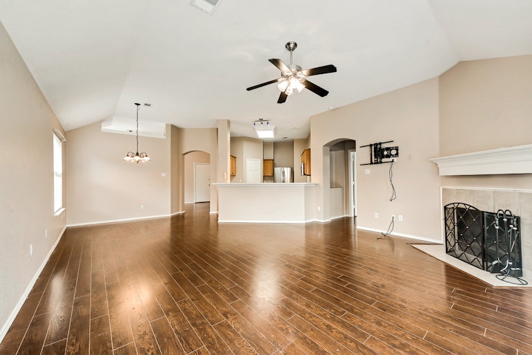 Photo 5 of 26 - 5524 Lawnsberry Dr, Fort Worth, TX 76137