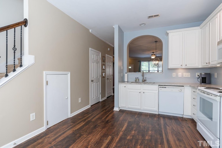 Photo 14 of 24 - 5702 Corbon Crest Ln, Raleigh, NC 27612