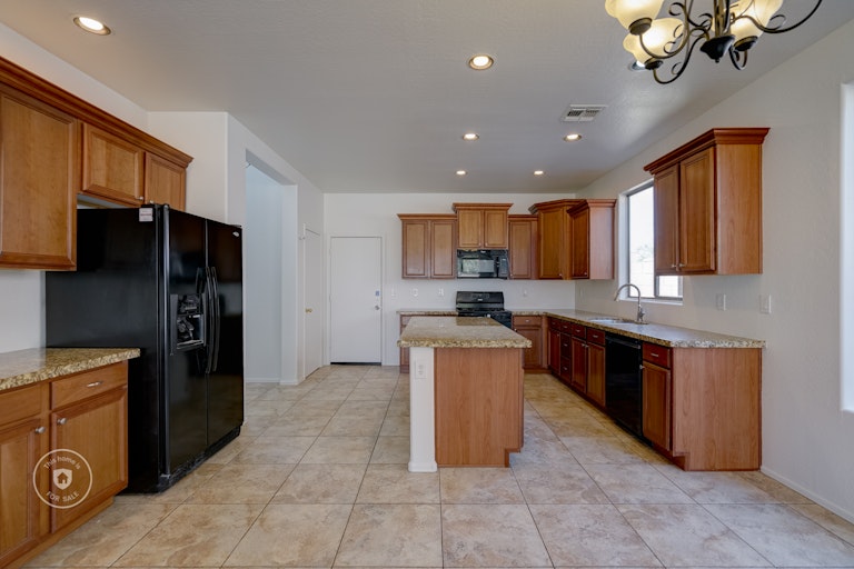 Photo 4 of 34 - 18016 W Paradise Ln, Surprise, AZ 85388