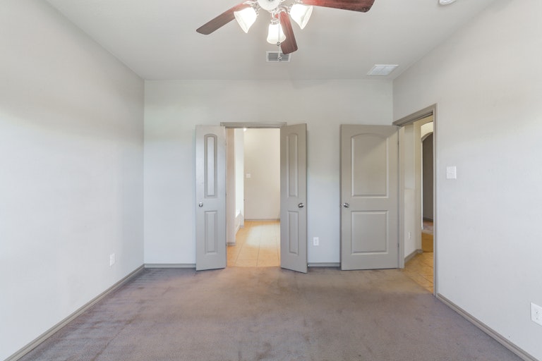 Photo 16 of 25 - 11044 Dillon St, Fort Worth, TX 76179