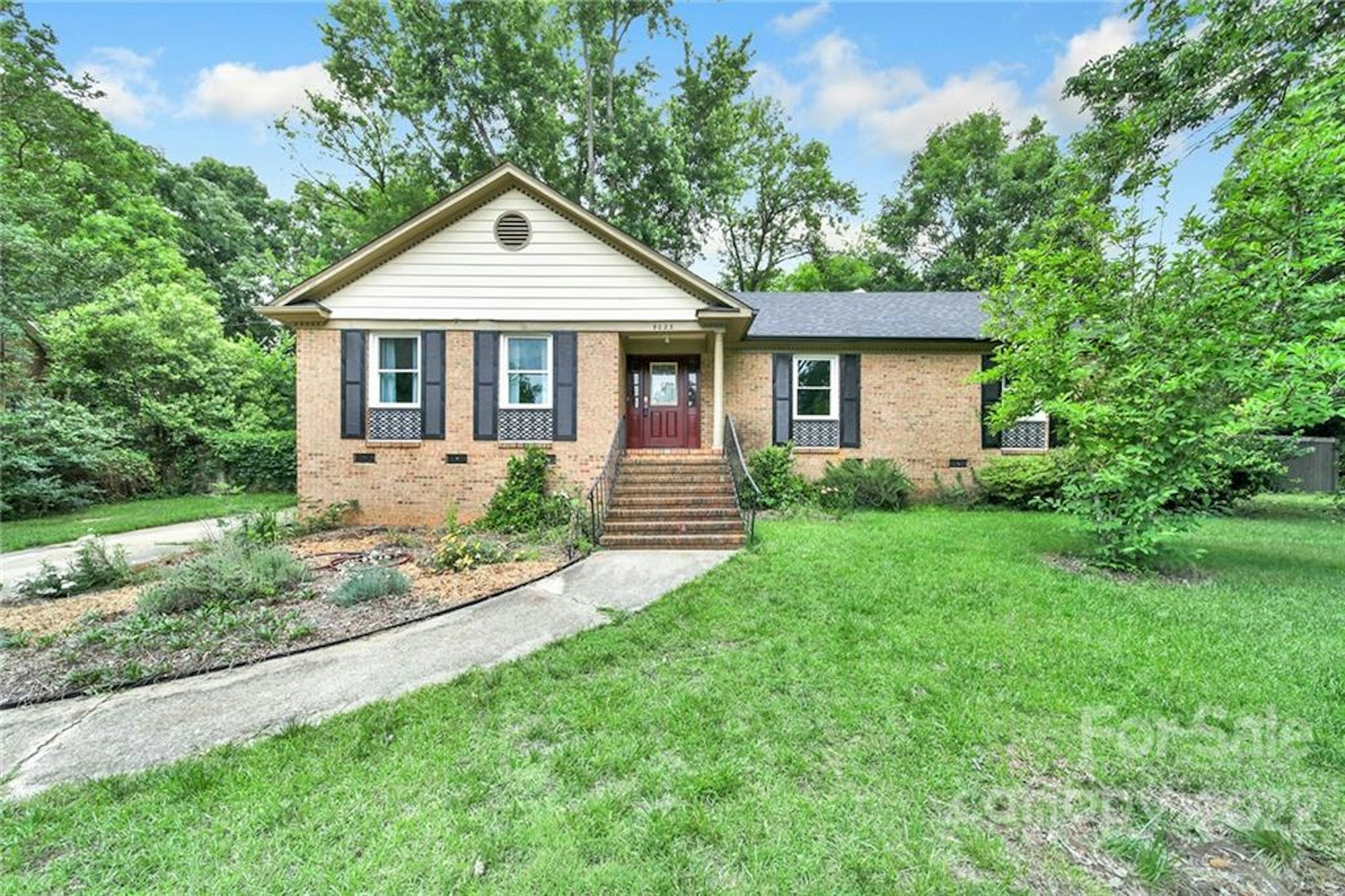 Photo 1 of 29 - 9023 Nottoway Dr, Charlotte, NC 28213