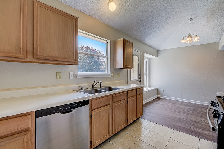 Photo 28 of 37 - 9032 Elbe Trl, Fort Worth, TX 76118