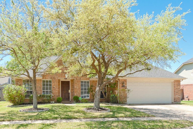 Photo 1 of 17 - 2916 Cambridge Circus, Pearland, TX 77581