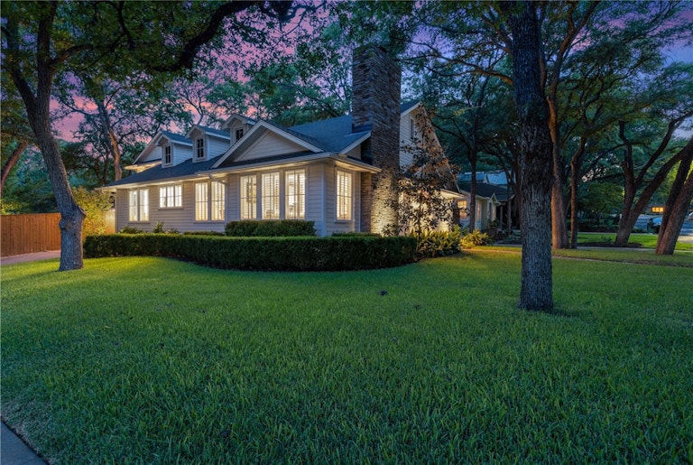 Photo 9 of 39 - 2901 Clearview Dr, Austin, TX 78703