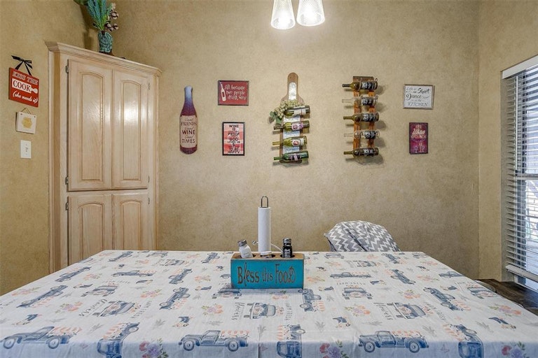 Photo 17 of 40 - 509 Arbor Lawn Dr, Burleson, TX 76028