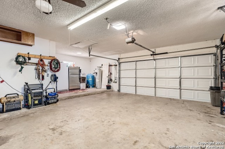 Photo 29 of 38 - 1122 Crescent Hill Dr, San Antonio, TX 78253