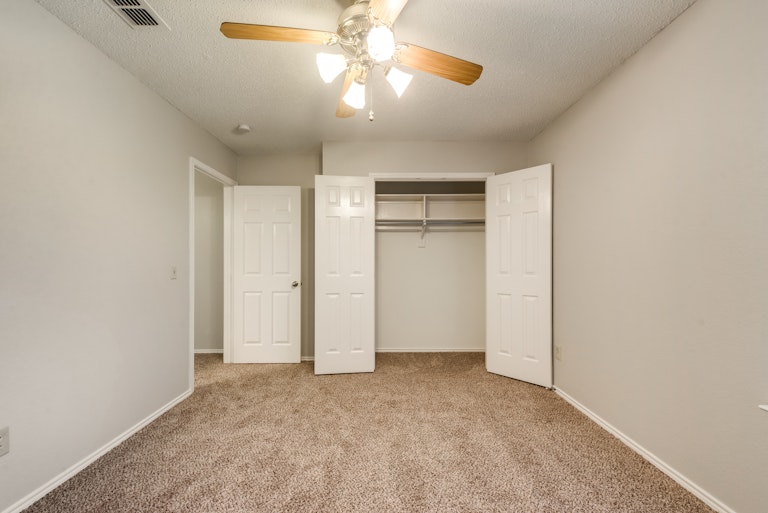 Photo 30 of 33 - 7113 Wooddale Dr, Watauga, TX 76148
