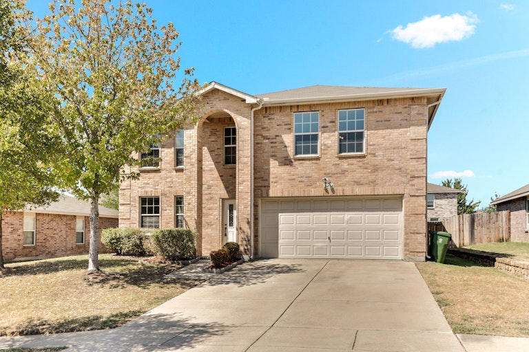 Photo 1 of 27 - 8414 River Bluffs Dr, Arlington, TX 76002