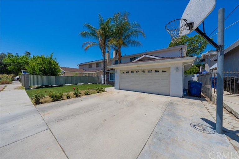 Photo 4 of 49 - 5801 Agnes Ave, Valley Village, CA 91607