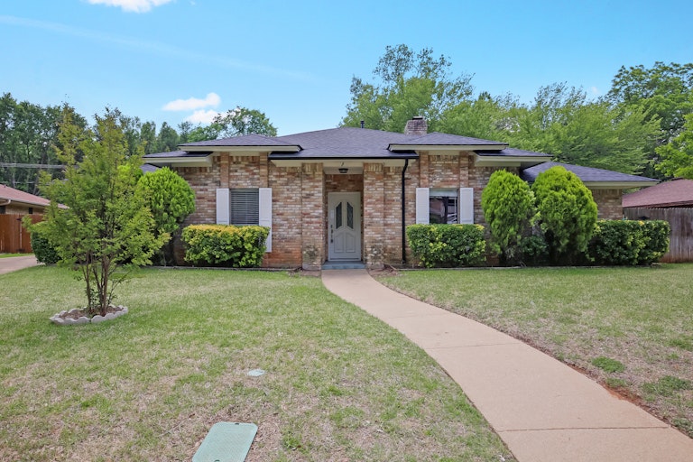 Photo 1 of 25 - 404 Rivervalley Ct, Arlington, TX 76006