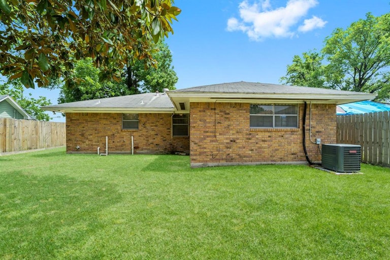 Photo 23 of 25 - 302 E 40th 1/2 St, Houston, TX 77018