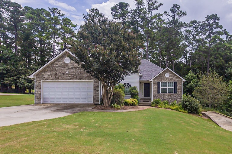 Photo 1 of 17 - 155 Alexandria Ln, Dallas, GA 30132