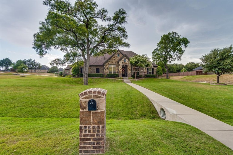Photo 3 of 39 - 3911 Shiloh Trl, Midlothian, TX 76065