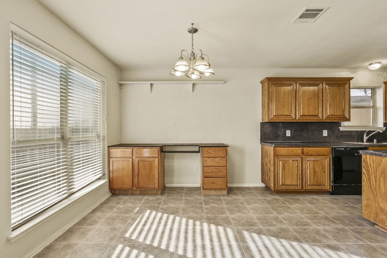 Photo 9 of 28 - 401 Bretts Way, Burleson, TX 76028